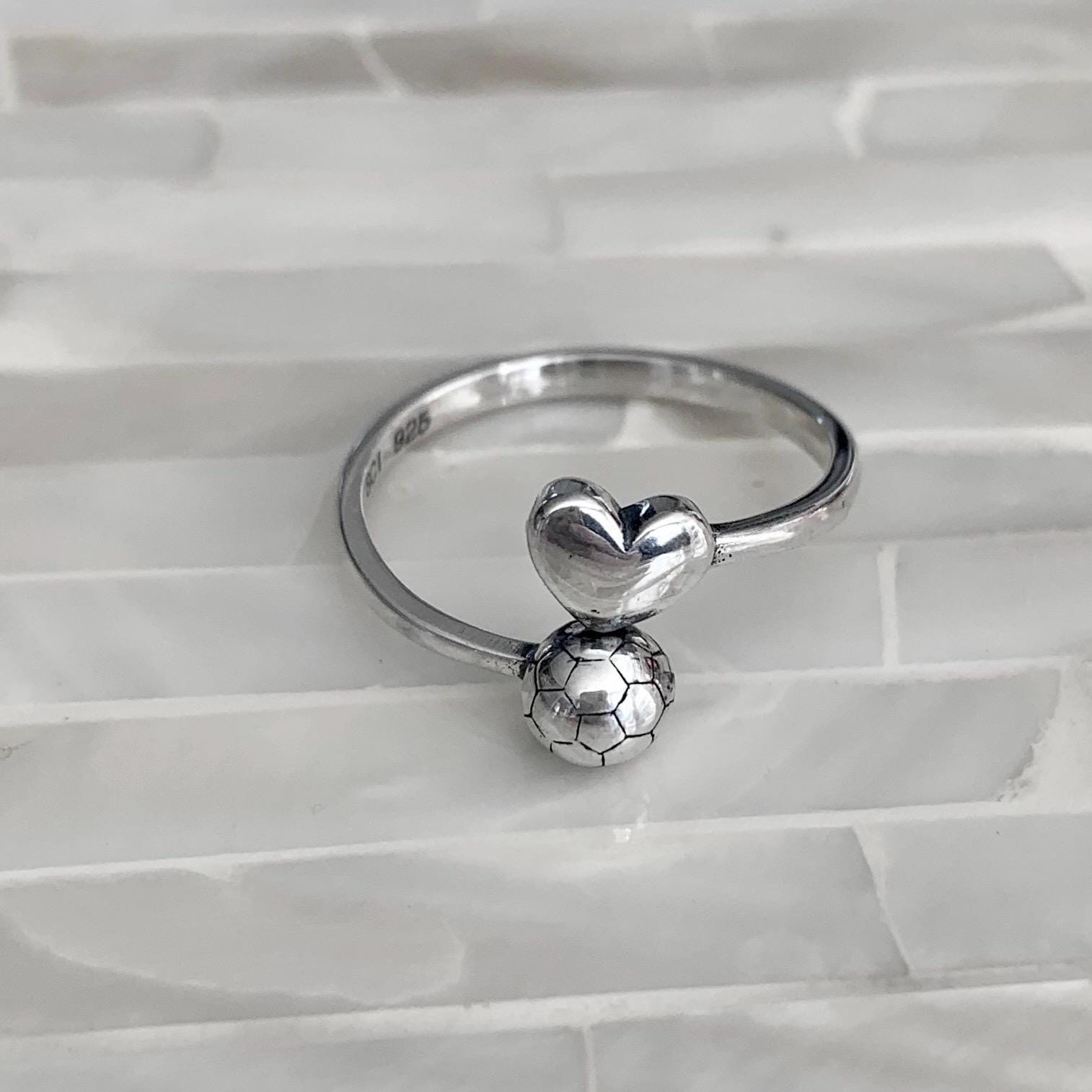 sterling Silber Fußball Ring - Verstellbares Band Mit Herz & Ball von kandsimpressions