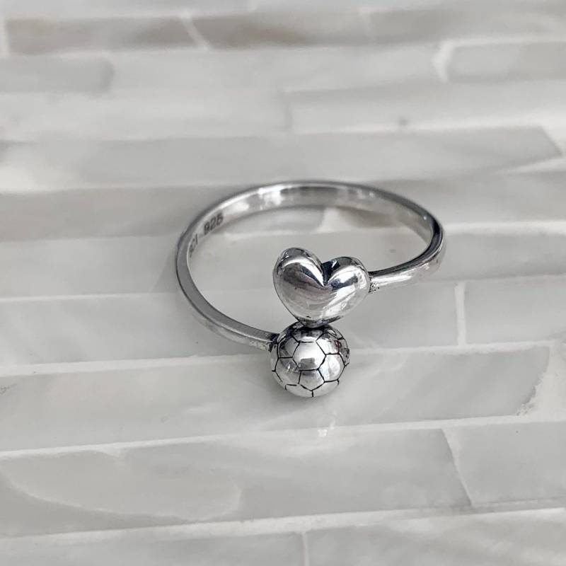 sterling Silber Fußball Ring - Verstellbares Band Mit Herz & Ball von kandsimpressions
