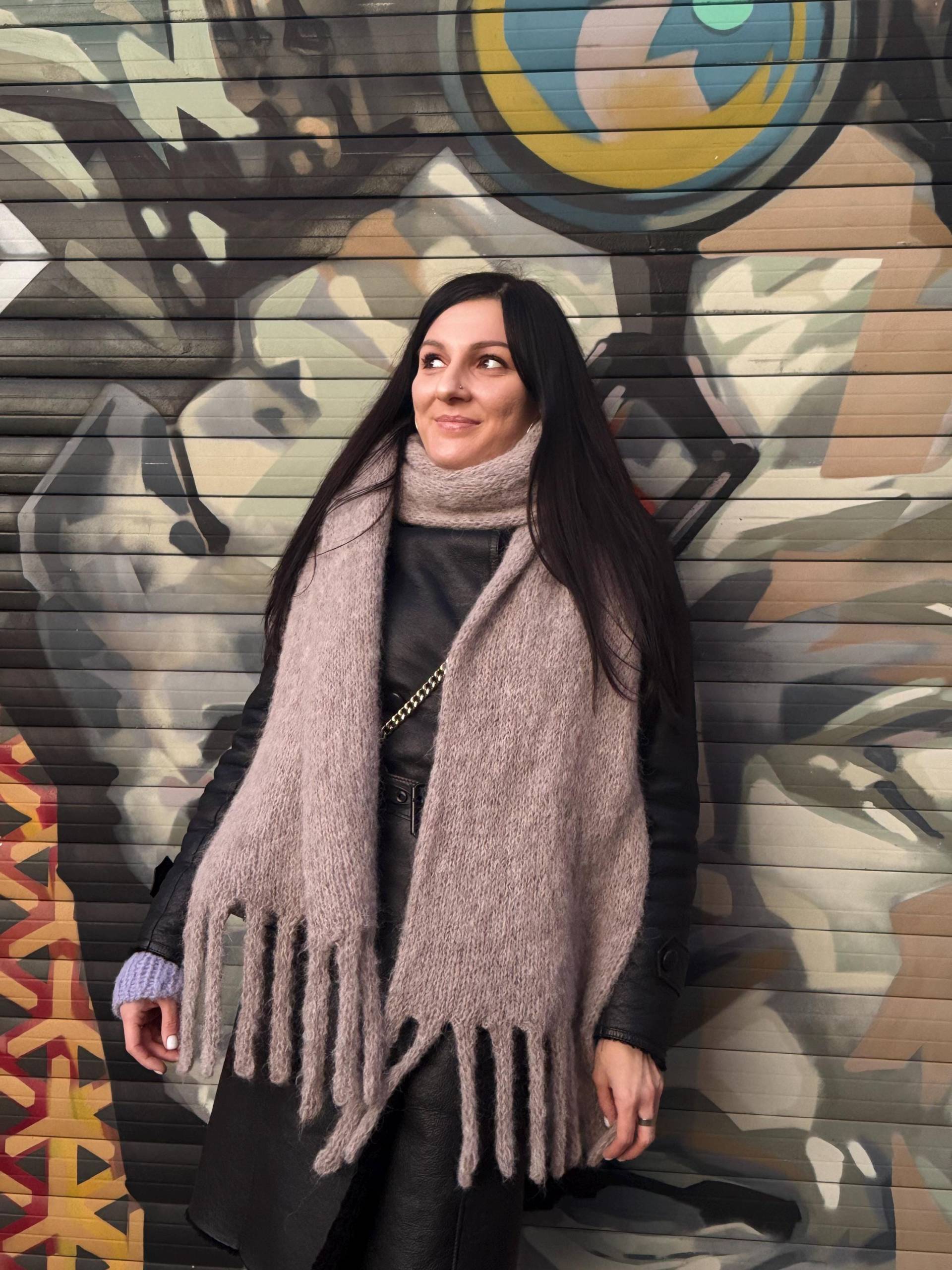 Scarf Berlin - Oversized & Cozy Alpaca Knit With Fringe von karakakaknit