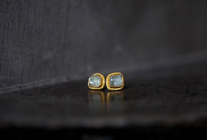 Rohe Aquamarin Ohrstecker 22K Gold Vermeil Ohrringe Rohe Aquamarin Ohrstecker 22K Gold Vermeil Ohrringe von karazidesign