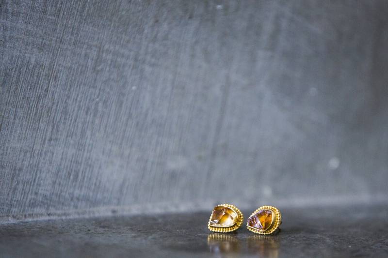 Rohe Citrin Ohrstecker 22K Gold Vermeil Ohrringe Rohe Citrin Ohrstecker 22K Gold Vermeil Ohrringe von karazidesign