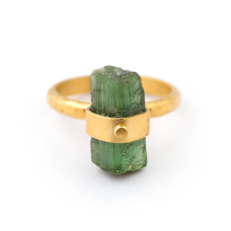 Roher Grüner Turmalin Ring 22K Gold Vermeil, Gehämmerte Ringschiene Roher Grüner Turmalin Ring 22K Gold Vermeil, Gehämmerte Ringschiene von karazidesign