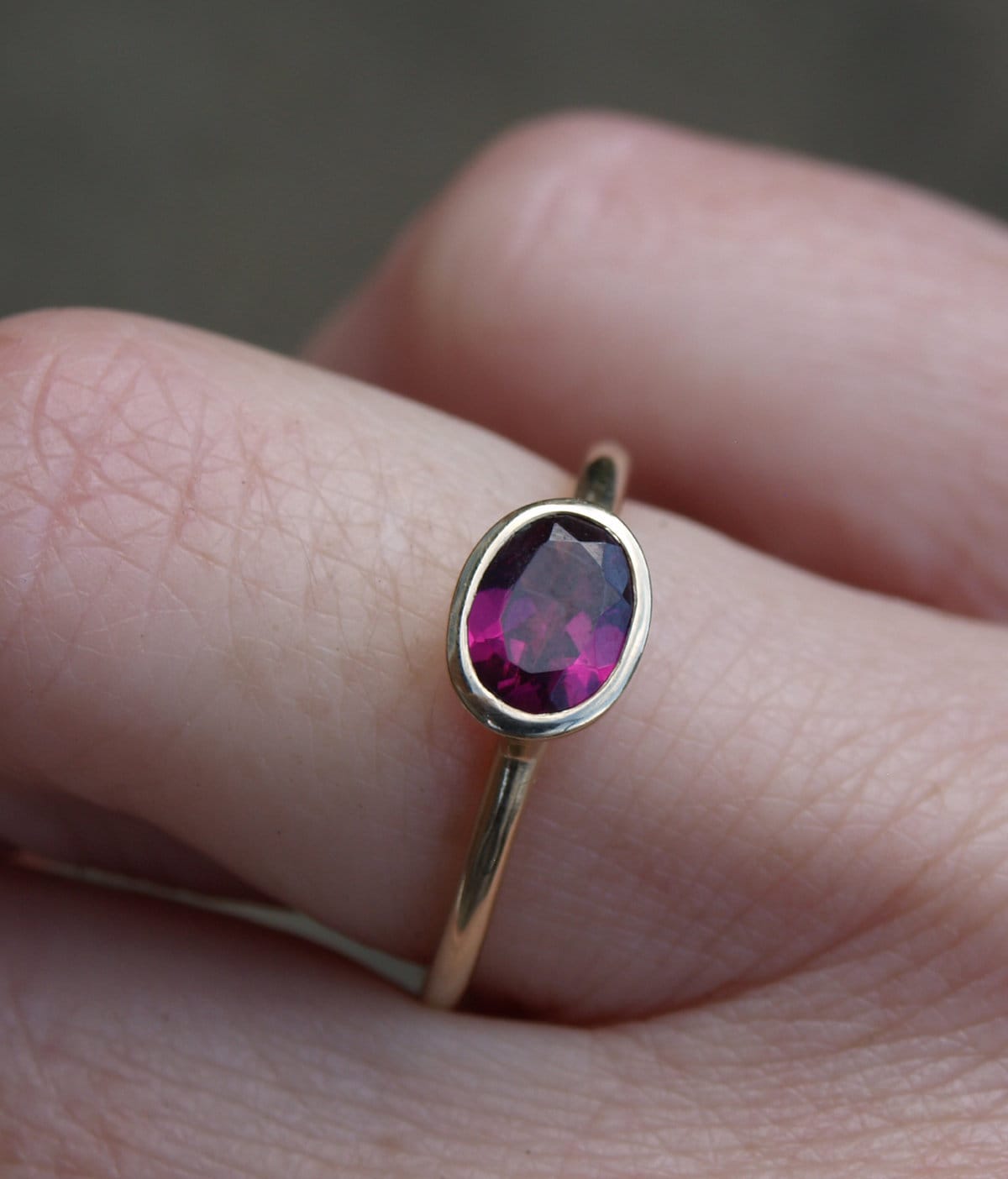 9 Karat Recycelter Gelbgold Rhodolith Granat Stapelring von karenjohnsondesign