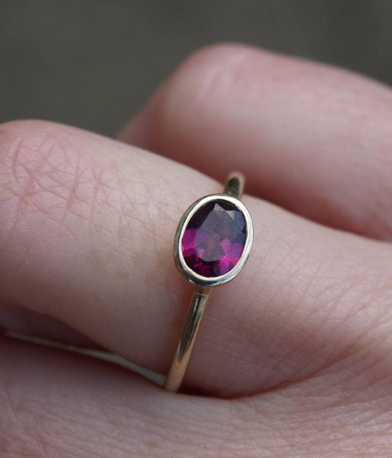 9 Karat Recycelter Gelbgold Rhodolith Granat Stapelring von karenjohnsondesign
