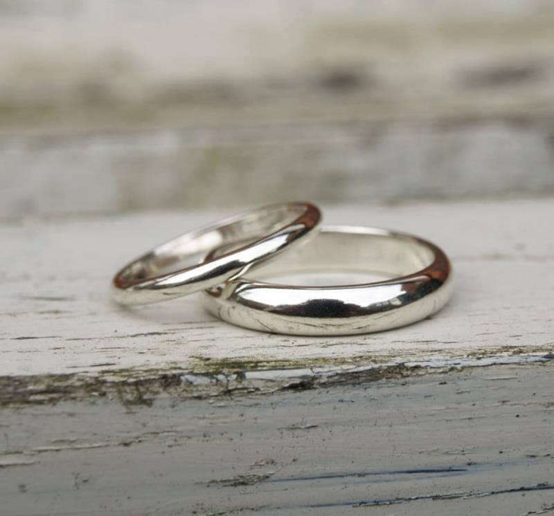 9 Karat Recycling-Weißgold-Eheringe Im Set D-Form Ringe von karenjohnsondesign