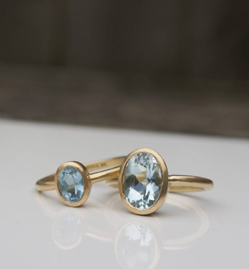 Aquamarin Ring Oval Groß Und Klein in Recyceltem 18Ct Gelbgold von karenjohnsondesign