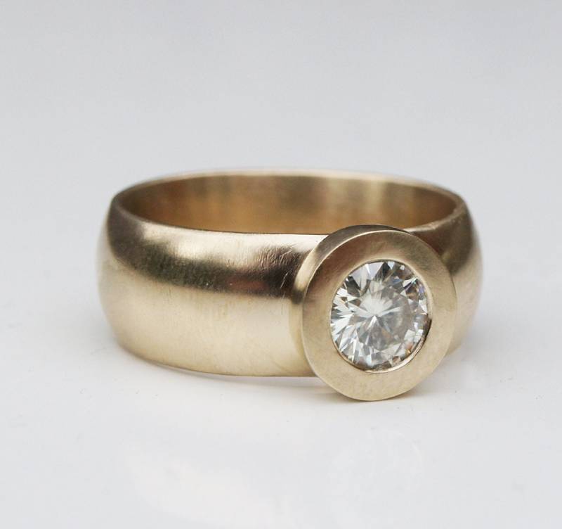 Breite Recycled 9Ct Gold Moissanit Ring von karenjohnsondesign