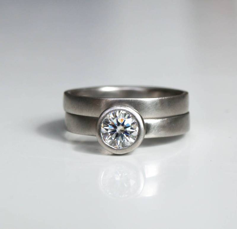 Forever One Moissanit-Verlobungsring Eingefasst in Platin von karenjohnsondesign