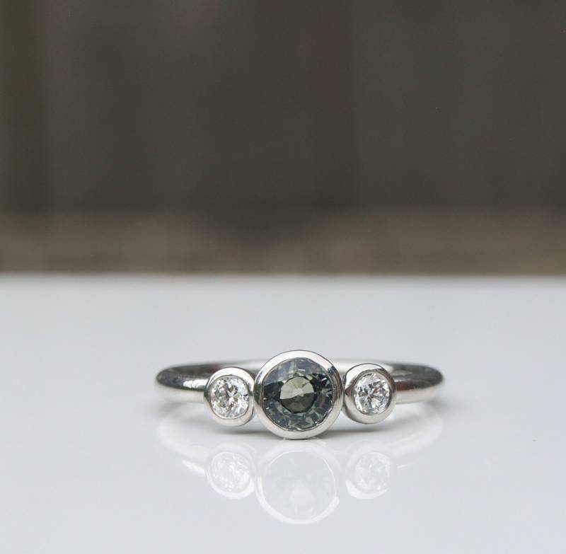 Grüner Saphir Und Diamant Drei Stein Ring von karenjohnsondesign
