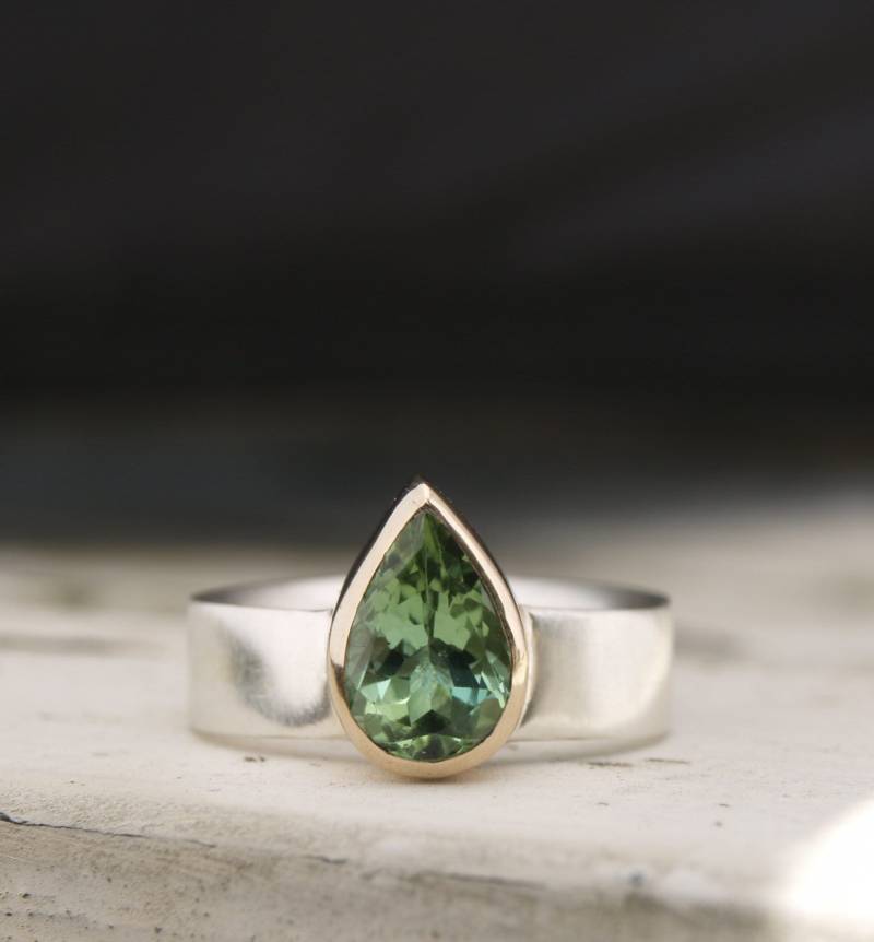 Grüner Turmalin in Silber Und Goldring von karenjohnsondesign