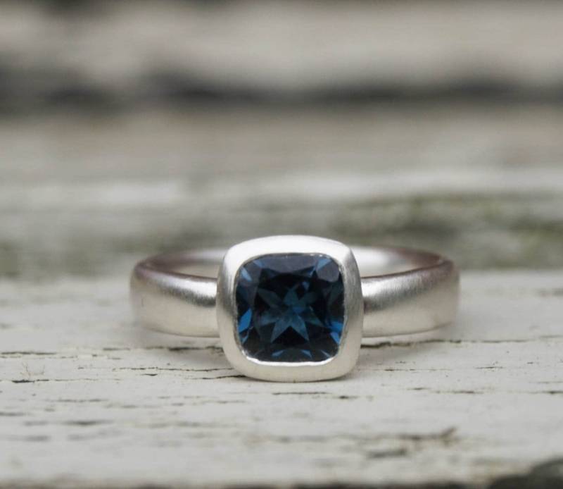 Handgefertigter London Blautopas Ring Sterling Silber Im Kissenschliff von karenjohnsondesign