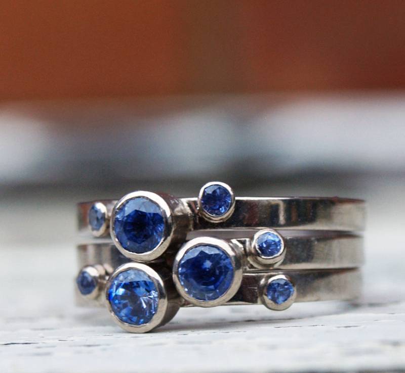 Kornblumenblau Saphir Ring Set Aus 18 Karat Recyceltem Weißgold von karenjohnsondesign