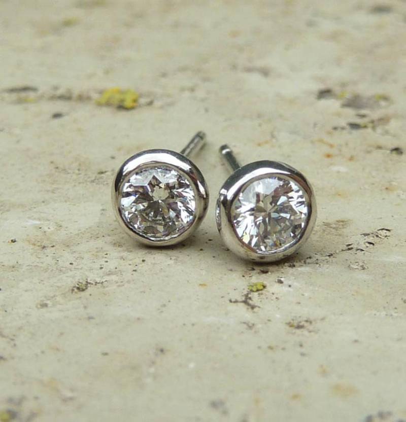 Platin Diamant Ohrstecker Bezel Set, 0.40Ct Vvs1 von karenjohnsondesign