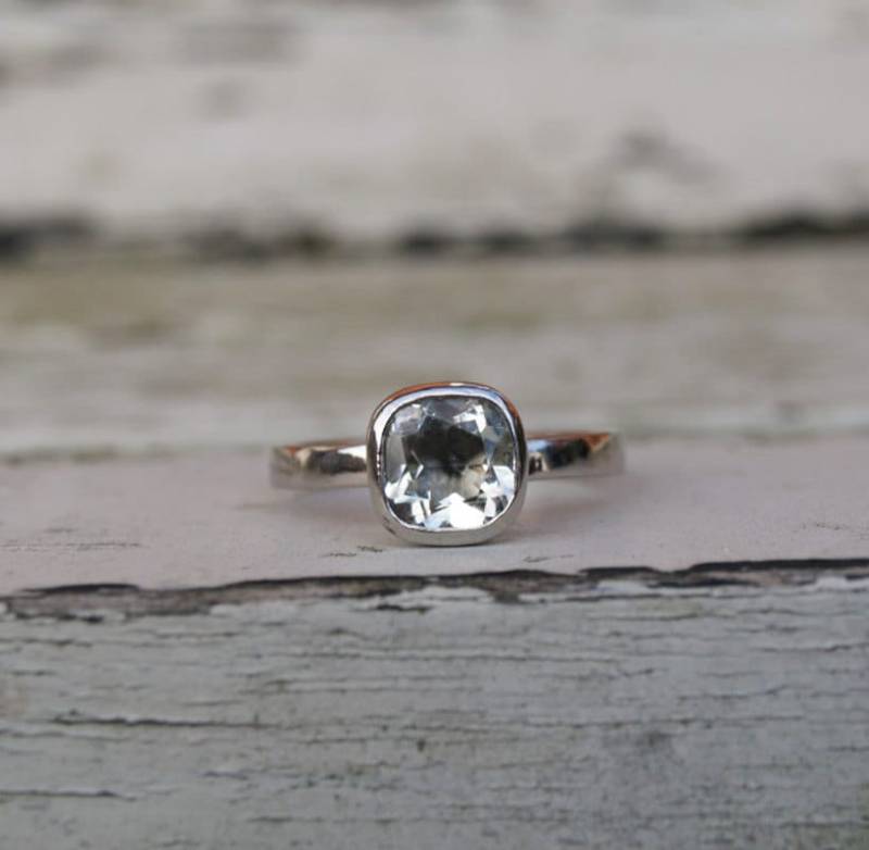 Platin Grüner Amethyst Ring 7 Mm Edelstein Im Kissenschliff von karenjohnsondesign