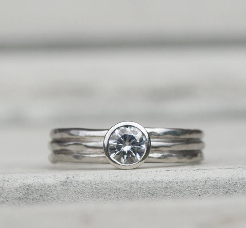 Platin Und Halbkarat Moissanit Ring von karenjohnsondesign