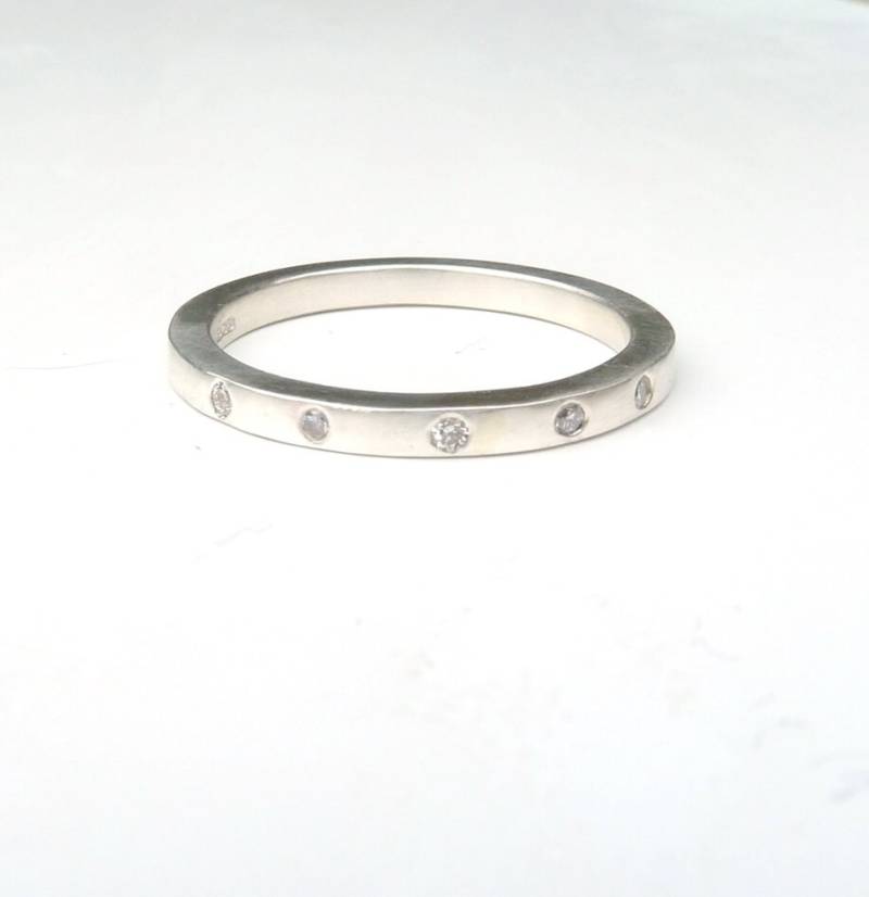 Recycelte Silber Diamant Band Bündig Gefasster Ring, 2 Mm Breite von karenjohnsondesign