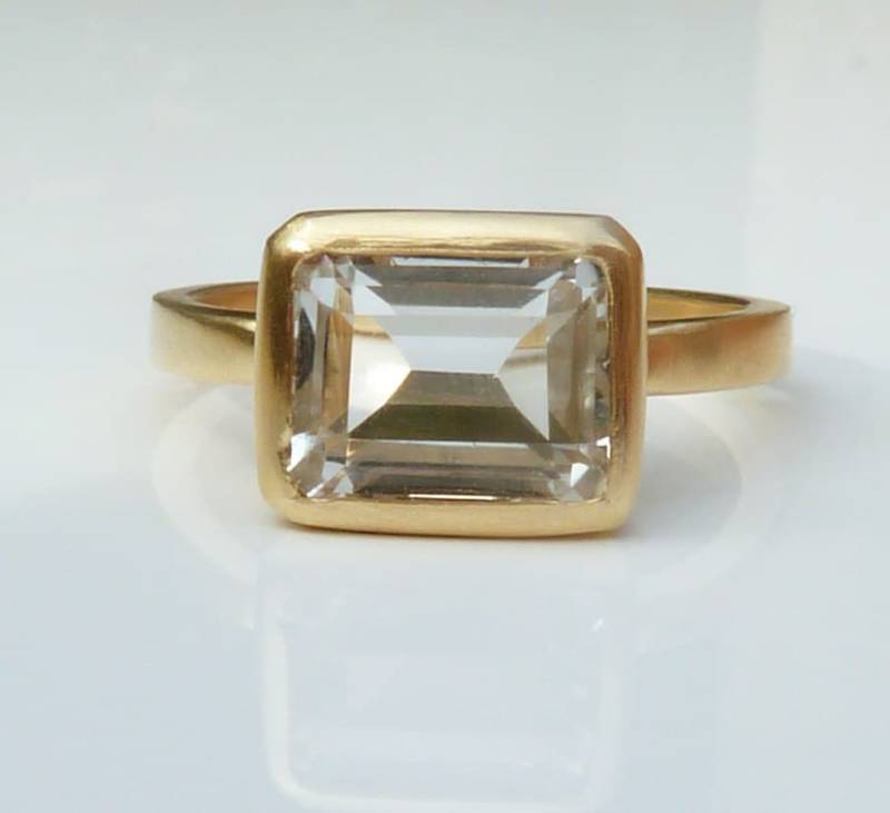 Recycelter 9 Karat Gelbgold Weiß Topas Verlobungsring von karenjohnsondesign