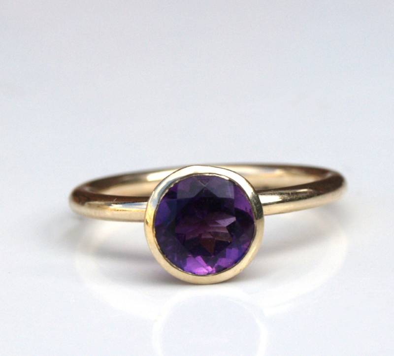 stapelring Aus Recyceltem Gold Mit Amethyst von karenjohnsondesign