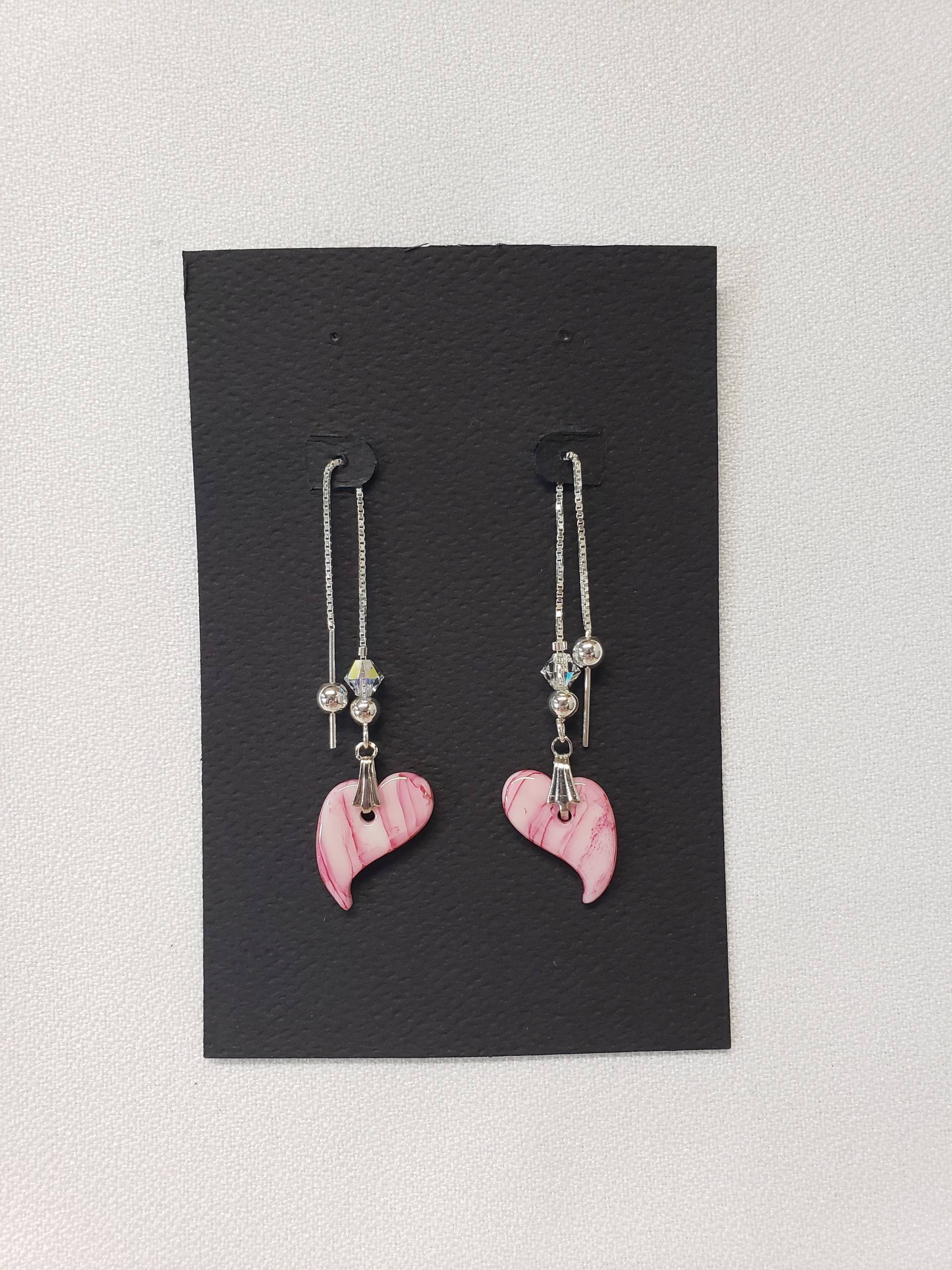 Rosa Gebogene Herzen Auf Sterling Silber Fäden Und Swarovski-Kristallen Rosa Gebogene Herzen Auf Sterling Silber Fäden Und Swarovski-Kristallen von karennolke