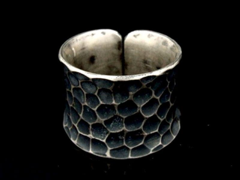 8Kh-085 "Karen Hill Tribe" Handgemachter Silber Schwarz & Weiß Kurzer Gehämmerter Ring." von karensilverbead