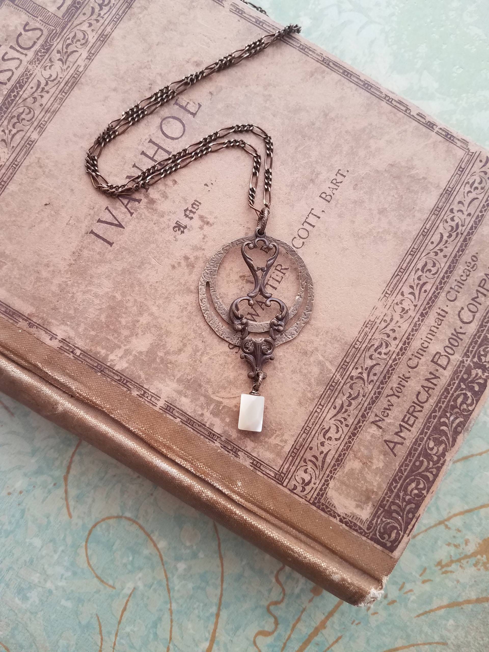 Oxidiert, Natürliche Vintaj Messing Vintage Suchen, Strukturierte Offenen Ring Mit Scroll-Overlay Und Perlmutt, Creme Farbige Ohrringe Oxidiert, Natürliche Vintaj Messing Vintage Suchen, Strukturierte Offenen Ring Mit Scroll-Overlay Und Perlmutt, Creme Farbige Ohrringe von karenvick