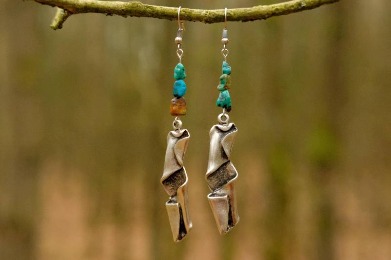 Ohrringe "Crinas" Mit Kunstvollem Anhänger Und Edelsteinperlen Aus Türkis, Silberfarben von karma108crafts