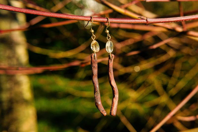 Ohrringe "Irali" Mit Holzanhänger Aus Weinrebe Und Edelsteinperlen Citrin von karma108crafts