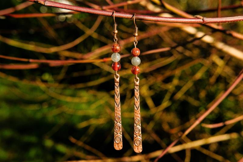 Ohrringe "Tiris" Mit Langem Anhänger Und Edelsteinperlen Aus Granat & Labradorit, Kupfer-/ Bronzefarben von karma108crafts