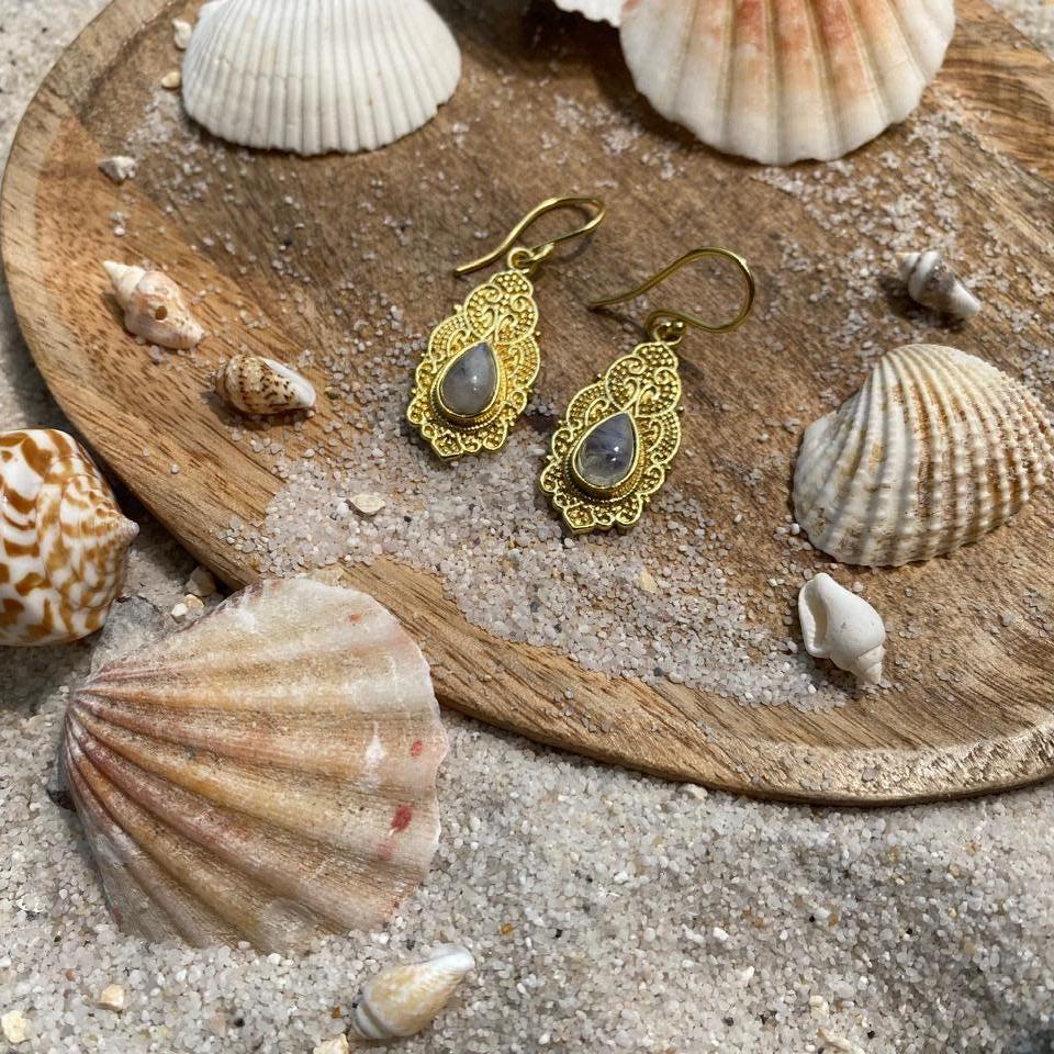 Goldene Hängeohrringe Mit Mondstein Boho Schmuck Handgemacht Messing Ohrringe Orientalisch Festival & Yoga Goldene Hängeohrringe Mit Mondstein Boho Schmuck Handgemacht Messing Ohrringe Orientalisch Festival & Yoga von karmaandcotton2025