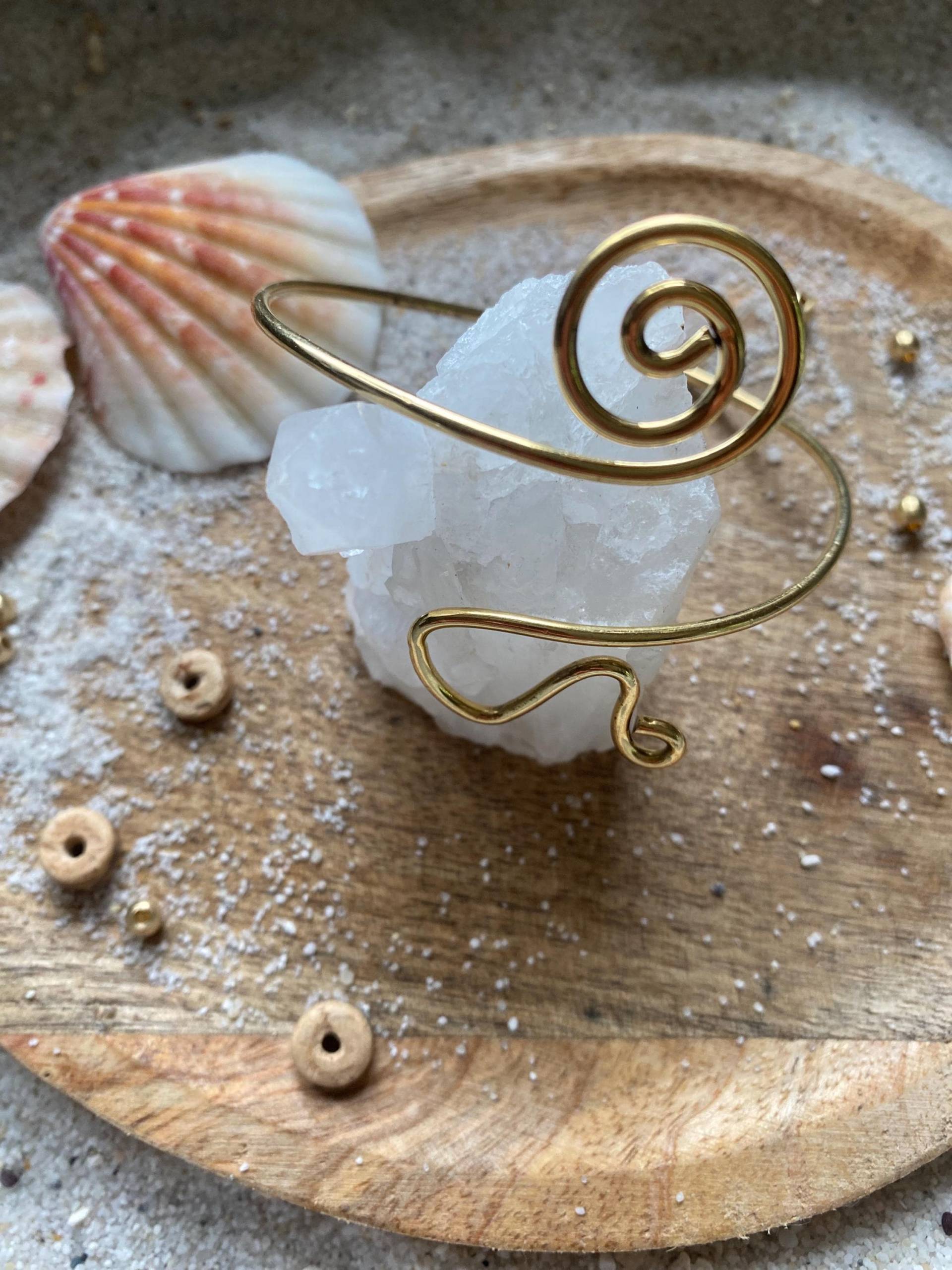 Schlichter Messing Armreif Mit Spiralmuster Schlichter Messing Armreif Mit Spiralmuster von karmaandcotton2025