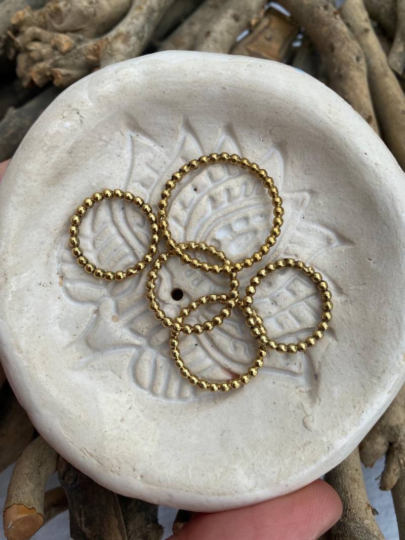 Zarter Messing Kugelring - Goldfarbener Boho Stapelring, Handgemachter Perlenring von karmaandcotton2025
