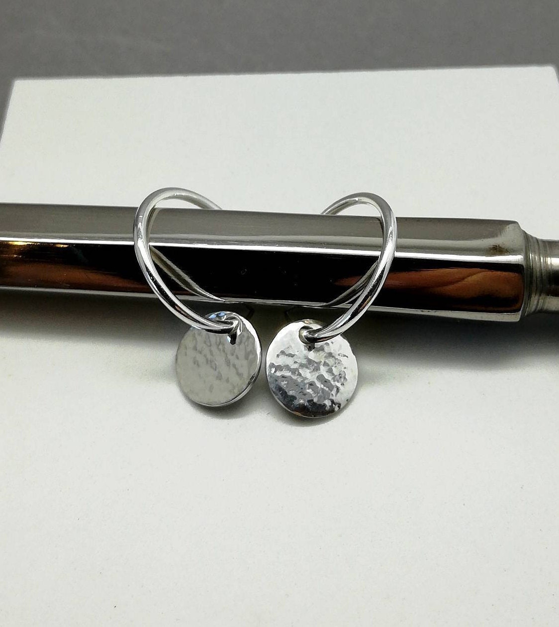 Gehämmerte Münze Sterling Silber Hoop Ohrringe Handgemachte Huggie Creolen Gehämmerte Münze Sterling Silber Hoop Ohrringe Handgemachte Huggie Creolen von karmasilver