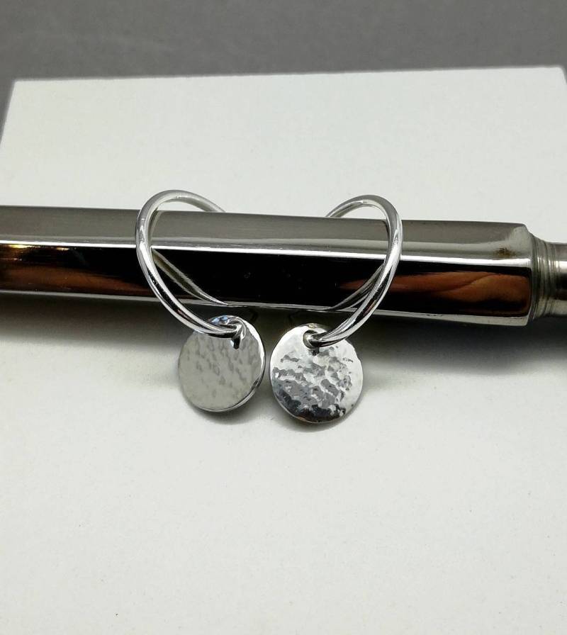 Gehämmerte Münze Sterling Silber Hoop Ohrringe Handgemachte Huggie Creolen Gehämmerte Münze Sterling Silber Hoop Ohrringe Handgemachte Huggie Creolen von karmasilver