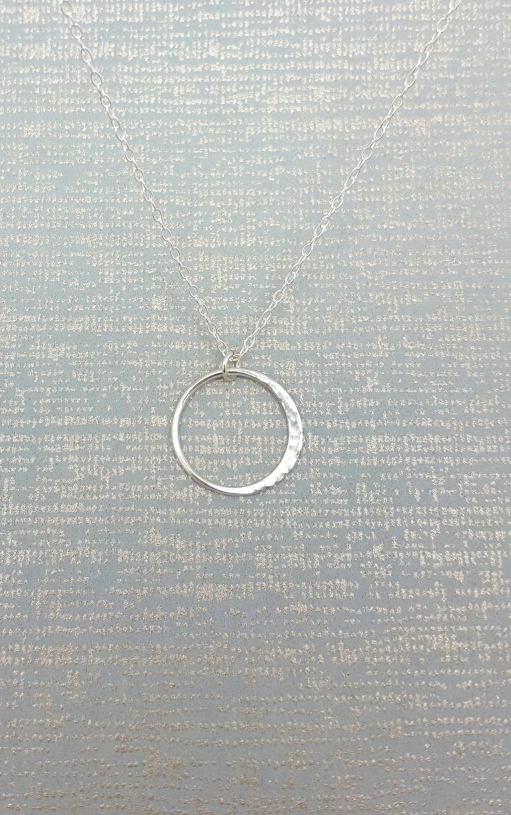 Gehämmerte Sterling Silber Mond Halskette - Handgemachte Halbmond Anhänger Gehämmerte Sterling Silber Mond Halskette - Handgemachte Halbmond Anhänger von karmasilver