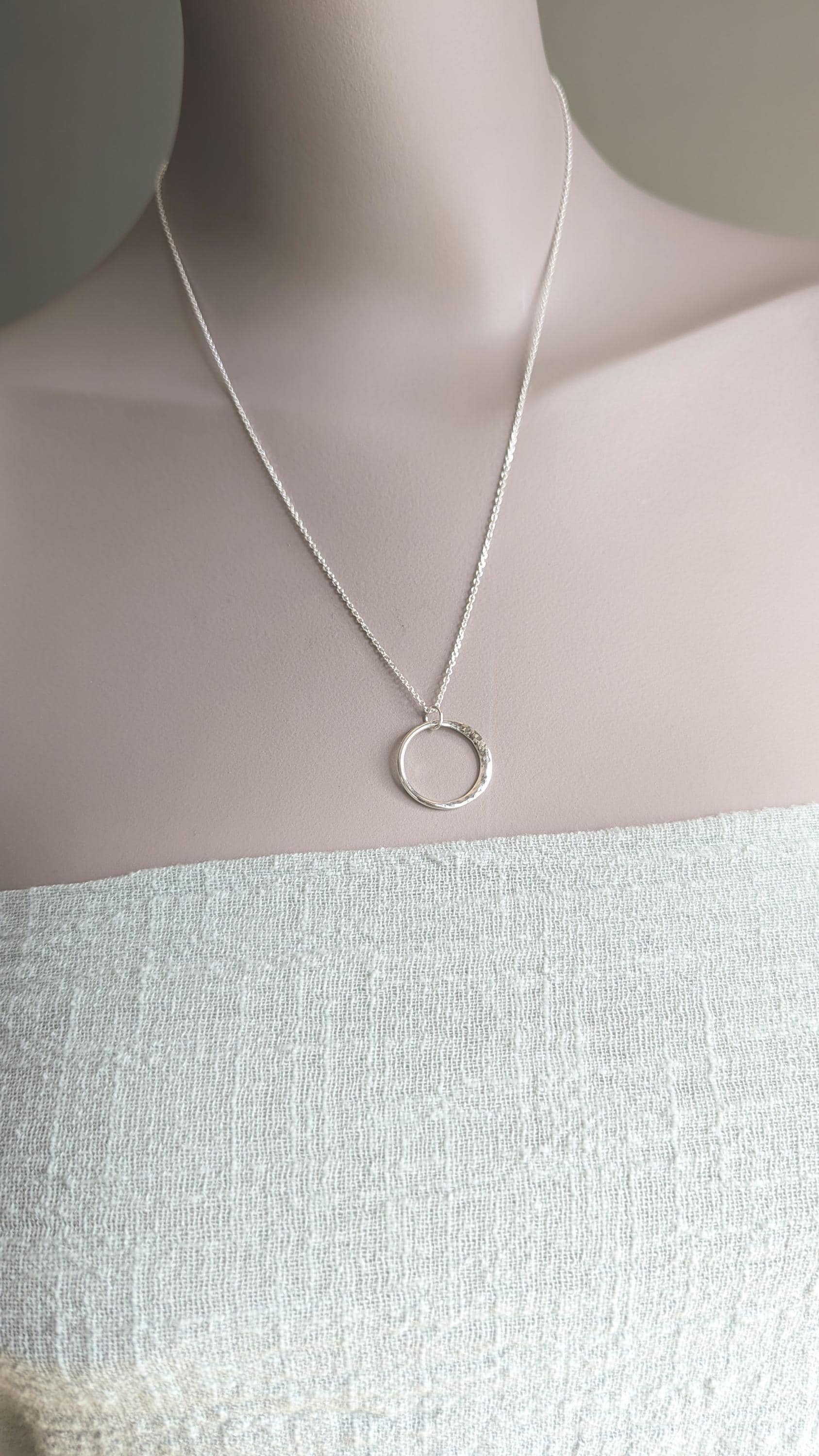 Gehämmerte Sterling Silber Mond Halskette - Handgemachte Halbmond Anhänger Gehämmerte Sterling Silber Mond Halskette - Handgemachte Halbmond Anhänger von karmasilver