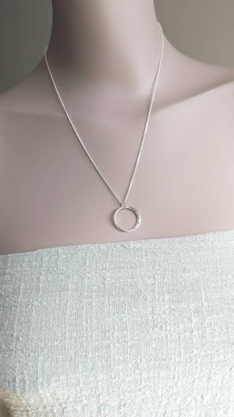 Gehämmerte Sterling Silber Mond Halskette - Handgemachte Halbmond Anhänger Gehämmerte Sterling Silber Mond Halskette - Handgemachte Halbmond Anhänger von karmasilver