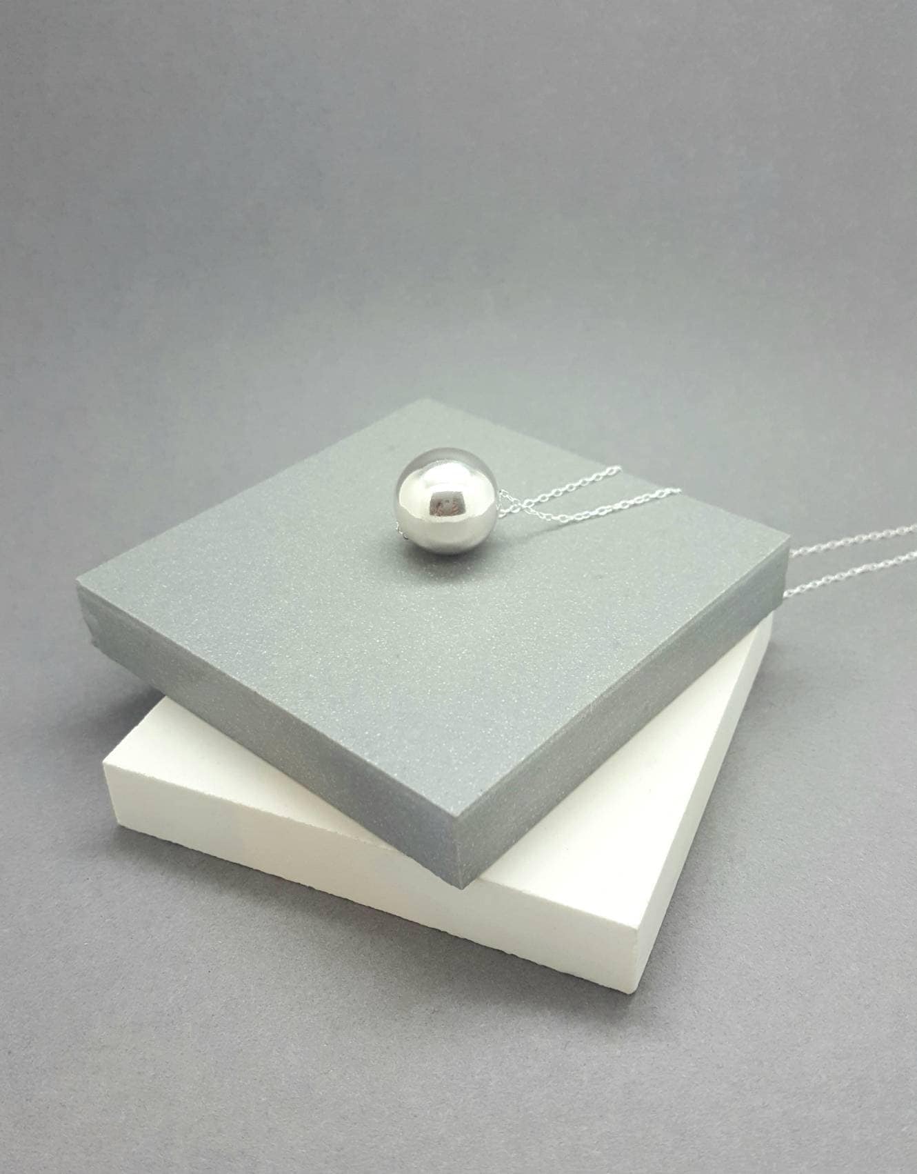 Sterling Silber Ball-Halskette Moderner Ausgefallener Statement-Schmuck, Großer Schwebender Kugel-Anhänger Sterling Silber Ball-Halskette Moderner Ausgefallener Statement-Schmuck, Großer Schwebender Kugel-Anhänger von karmasilver