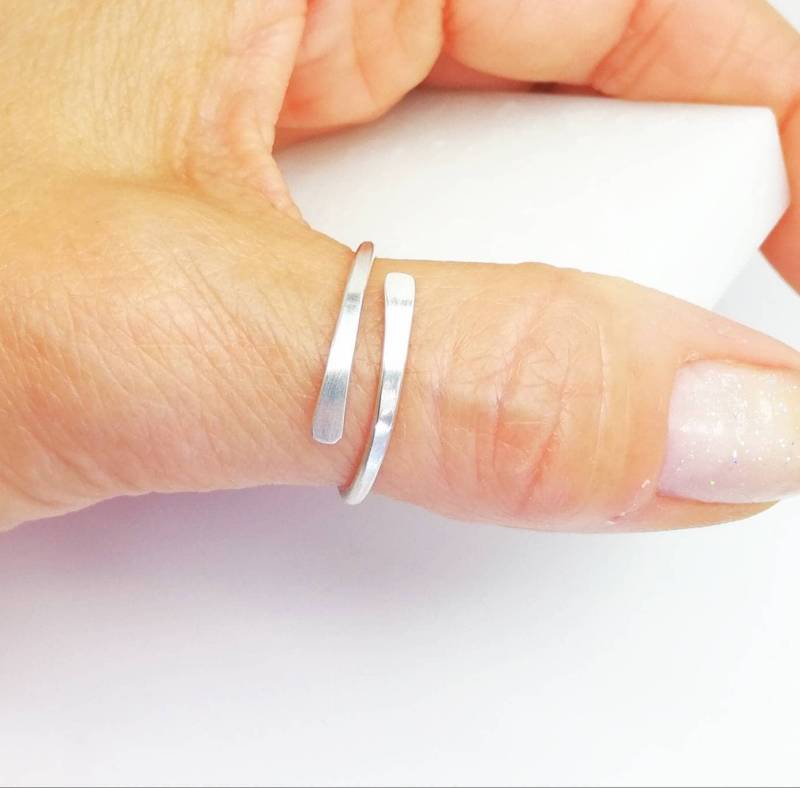 Verstellbarer Argentium Silber Daumen Ring Gehämmerter Crossover Wickelring. Handgefertigt in Großbritannien von karmasilver