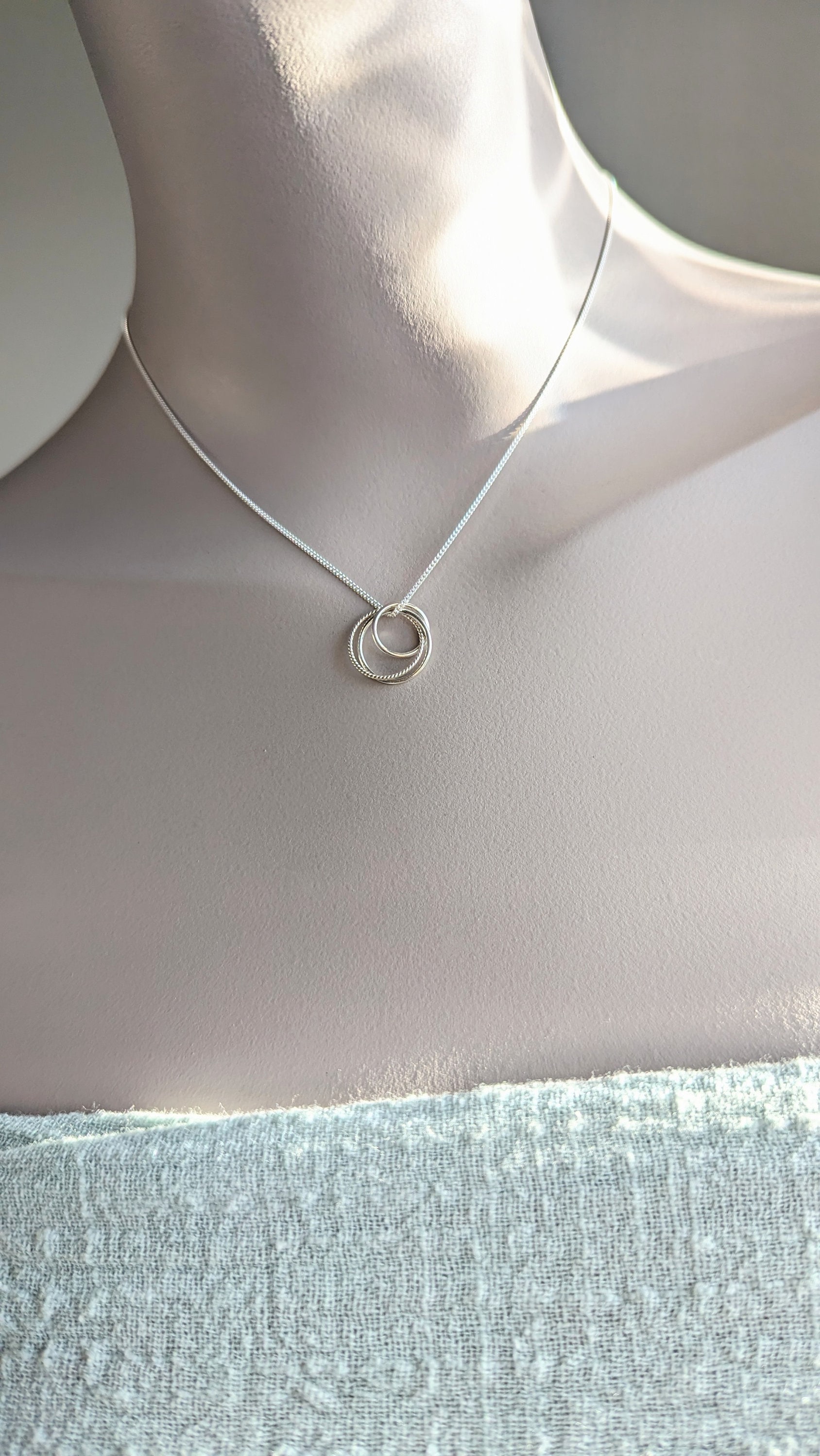 sterling Silber Drei-Ring-Halskette Handgemacht in Großbritannien, Zierliche Anhänger Aus Massivem sterling Silber Drei-Ring-Halskette Handgemacht in Großbritannien, Zierliche Anhänger Aus Massivem von karmasilver