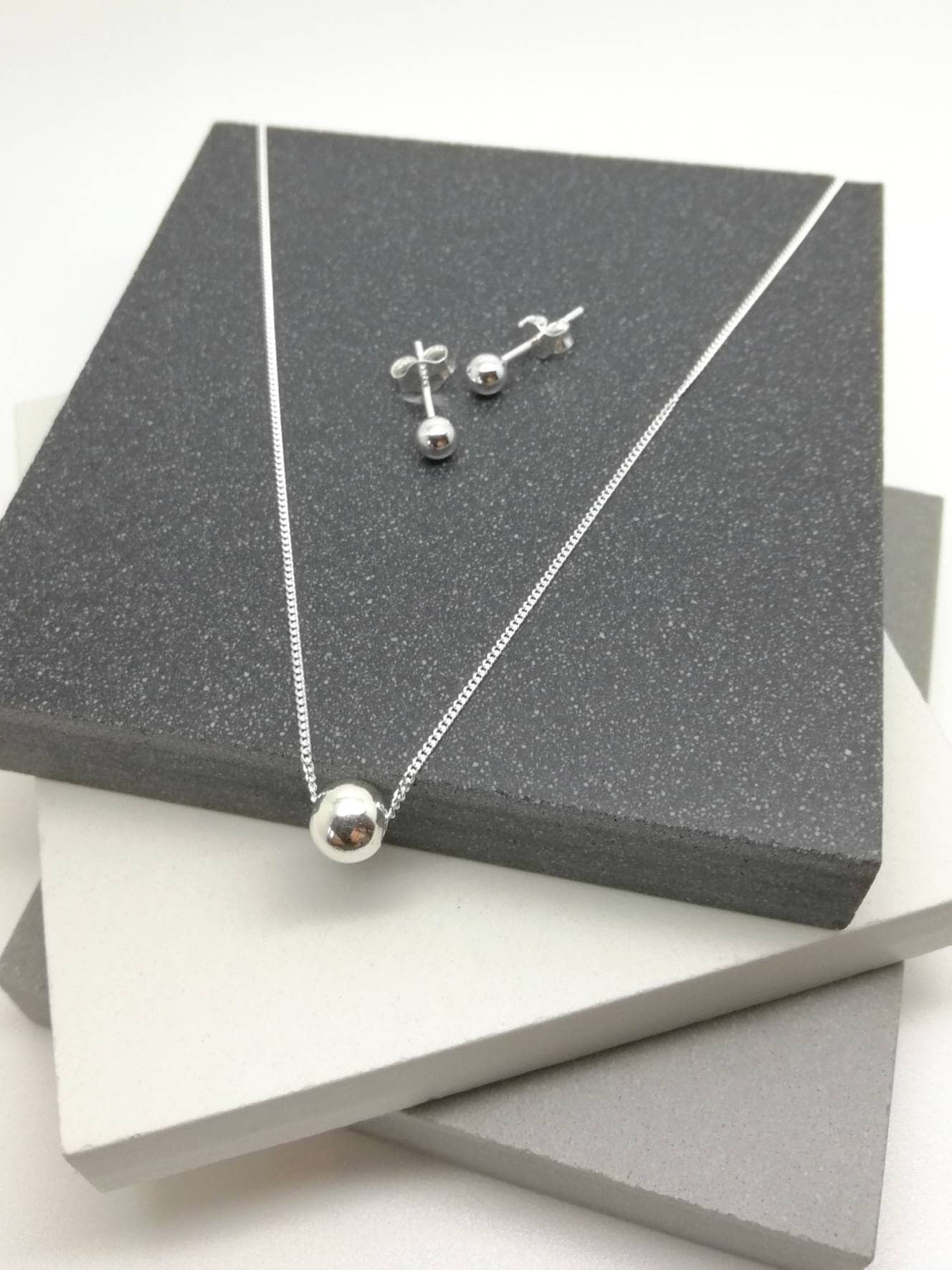 sterling Silber Kugel Halskette & Ohrstecker Set - Handmade Uk sterling Silber Kugel Halskette & Ohrstecker Set - Handmade Uk von karmasilver