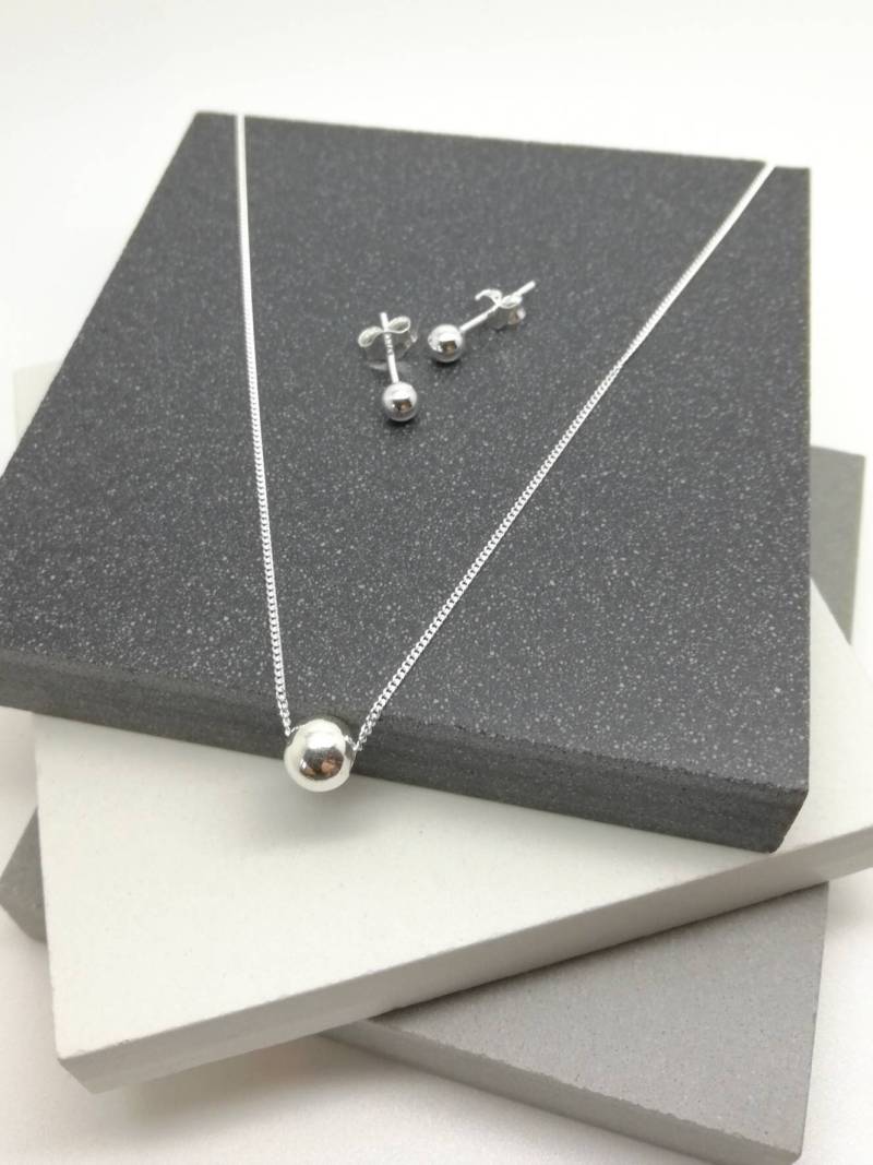 sterling Silber Kugel Halskette & Ohrstecker Set - Handmade Uk sterling Silber Kugel Halskette & Ohrstecker Set - Handmade Uk von karmasilver