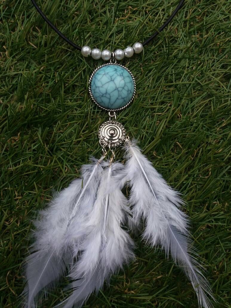 Handgemachte Türkis Anhänger Halskette Mit Feder Detail Handgemachte Türkis Anhänger Halskette Mit Feder Detail von karmasuitsya