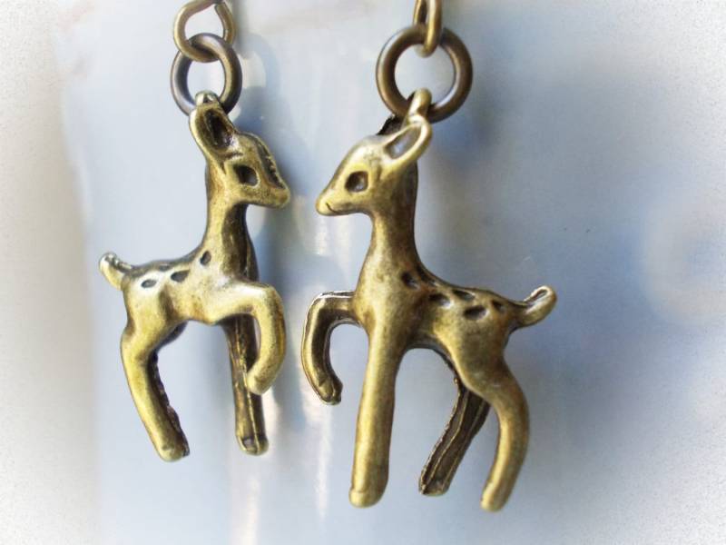 Baby Rehkitz Ohrringe in Bronze Kleine Tropfen Baumeln Für Frauen Mädchen Reh Rentier Messing Niedliche Tier Waldfee von karmelidesigns