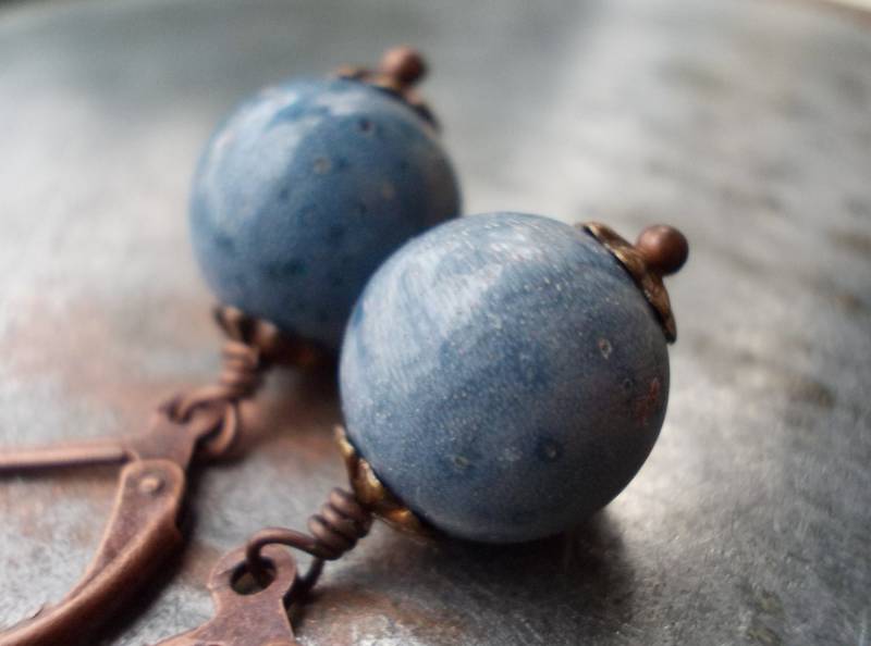 Blaue Koralle Ohrringe Denim Blau Schaumkoralle Antike Kupfer Edelstein Ozean Meer Küste Nautisch Sommer Strand von karmelidesigns