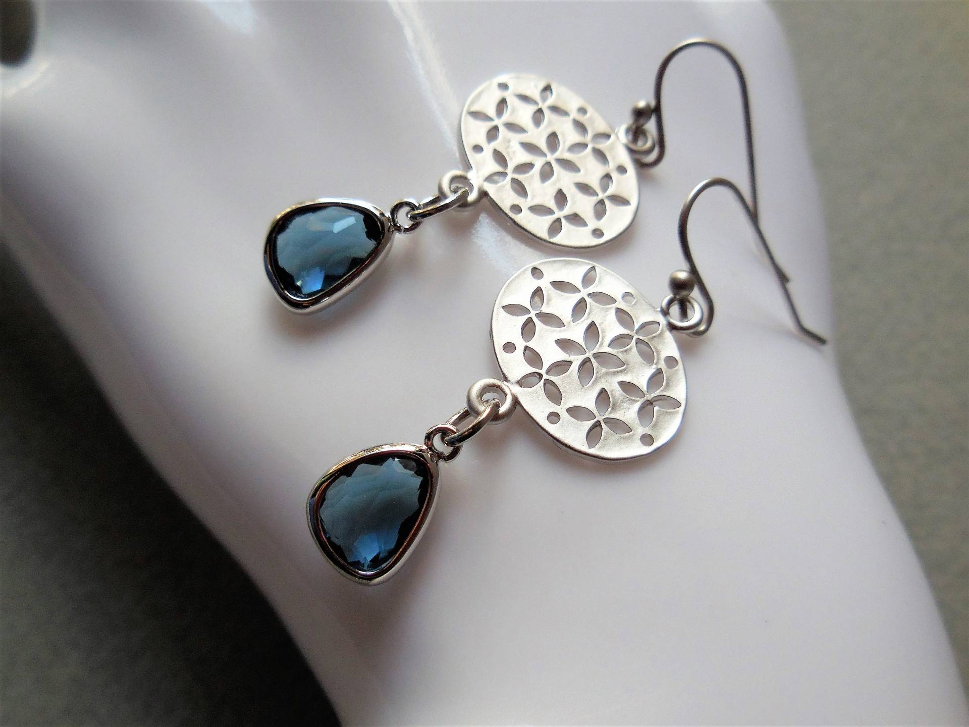 Blaue Ohrringe Silber Rhodiniert Moderne Blaue Blauer Glas Tropfen Ohrring Frauen Sapphire Blau Topaz Indigoblau Blume Floral von karmelidesigns