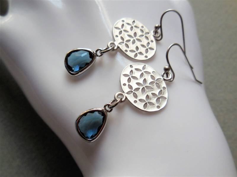 Blaue Ohrringe Silber Rhodiniert Moderne Blaue Blauer Glas Tropfen Ohrring Frauen Sapphire Blau Topaz Indigoblau Blume Floral von karmelidesigns