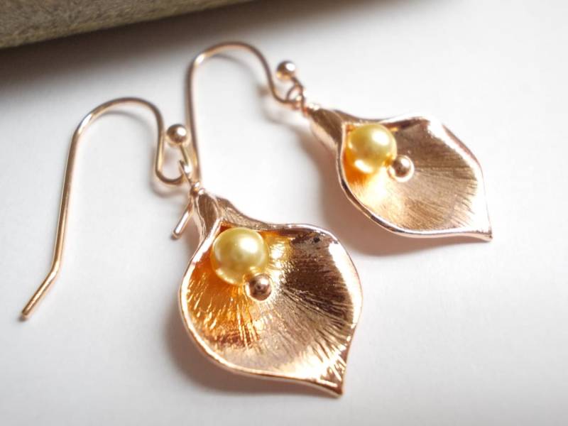 Calla Lilie Ohrringe Rosegold Blumen Perle Kleine Ohrhänger Tropfen Frauen Mädchen Brautjungfer Geschenk Rosa Überzogenes Blumenhochzeitsfest Braut von karmelidesigns