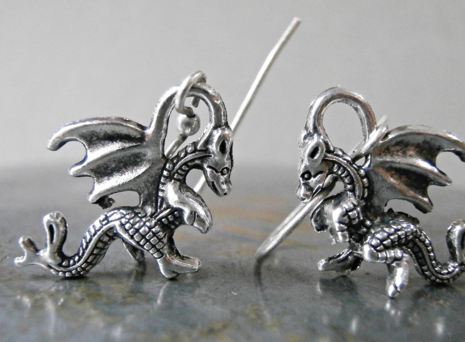 Drachenohrringe, Mystisch, 3D, Drachentöter, Gothic, Geflügeltes Tier, Mythos, Symbol, Drache, Mittelalter, Stil von karmelidesigns