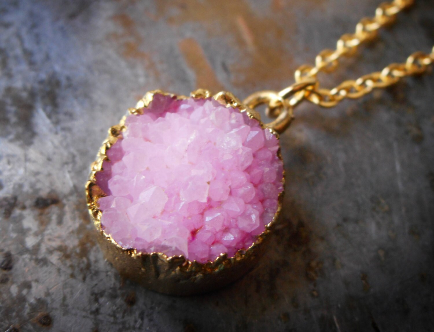 Rosa Druzy Halskette, Rosa Rose, Nelke Druzy, Baby Rosa, Vergoldet Gold Eingefasst Stein Anhänger Charme Quarz Rohstein Druse Kristall von karmelidesigns