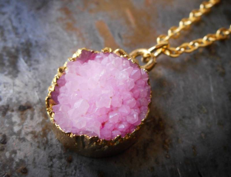 Rosa Druzy Halskette, Rosa Rose, Nelke Druzy, Baby Rosa, Vergoldet Gold Eingefasst Stein Anhänger Charme Quarz Rohstein Druse Kristall von karmelidesigns